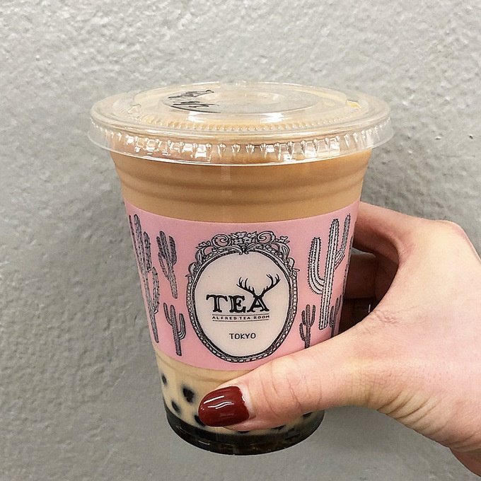 新宿タピオカ「ALFRED TEA ROOM」のボバストロベリーミルクティー