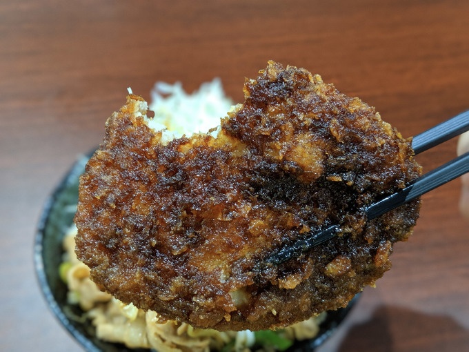 「伝説のすた丼」豪快がぶりとんかつ合盛りすた丼、とんかつかぶりつき