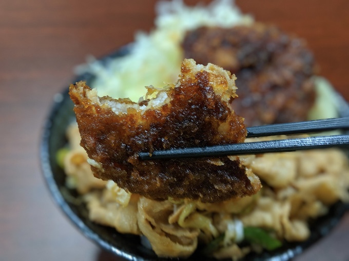 「伝説のすた丼」豪快がぶりとんかつ合盛りすた丼、とんかつリフト2