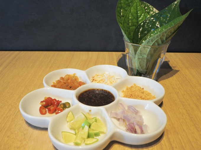 「マンゴツリービストロ博多」の「“ミャンカム”タイのハーブ前菜」