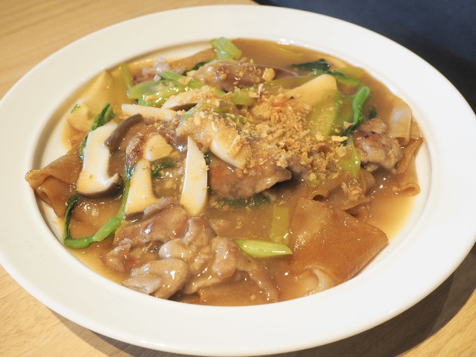 『マンゴツリービストロ博多』の「豚肉と野菜の“センヤイ ラートナー”オリジナル生米太麺のあんかけ麺」