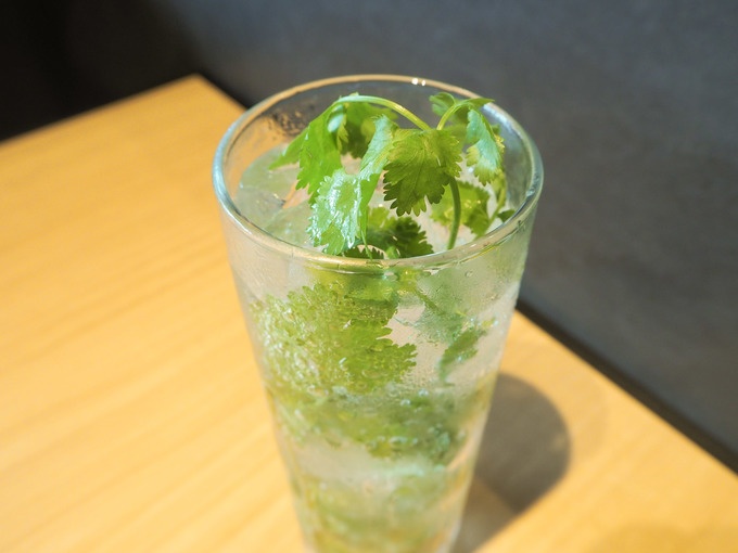 『マンゴツリービストロ博多』の「パクチーモヒート」