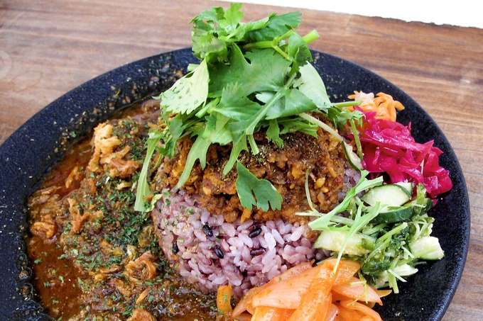 間借りカレーから独立した浅草のスパイスカレー店「SPICE SPACE UGAYA」のドライキーマカレー
