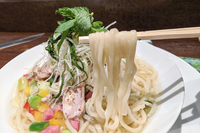 『麺屋武蔵 神山』「冷(クール)ミントら〜麺」麺リフト