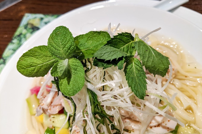 『麺屋武蔵 神山』「冷(クール)ミントら〜麺」トッピング ミント
