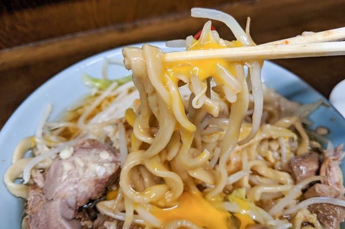 下北沢 二郎系『らーめん玄』小ラーメン 生卵をつけた麺リフト