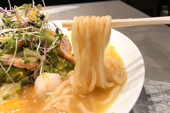 『麺屋武蔵 蒲田店』「フローズン冷やし中華」麺リフト