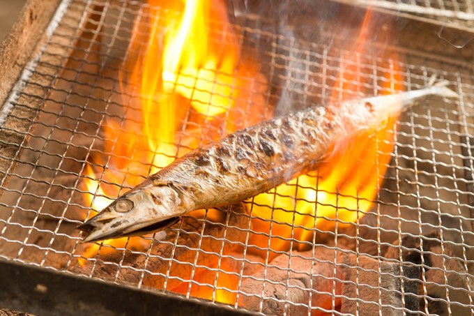 個室居酒屋 渋谷宇田川町のひもの屋、さんまの塩焼き