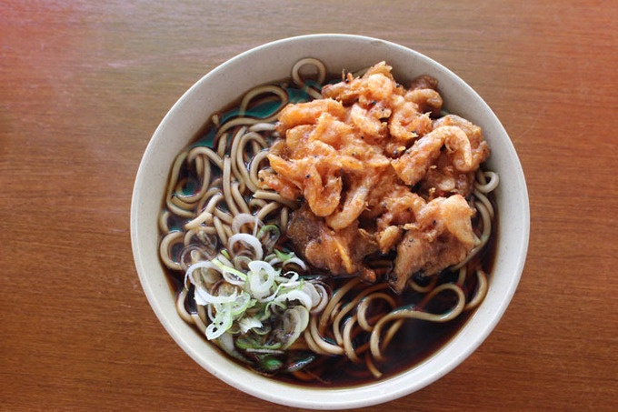 立ち食いそばの至宝 浅草橋 そば千 の手間のかかったツユと絶妙な揚げの天ぷら Favy ファビー