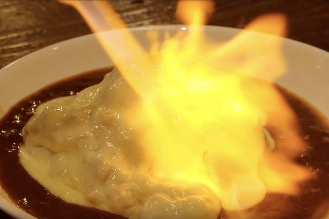 「リトルヤミー」のバーナーで焼かれるカレー