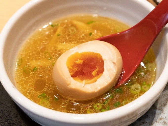 四谷『塩つけ麺 灯花』の「特製スペシャル塩つけ麺」の煮玉子