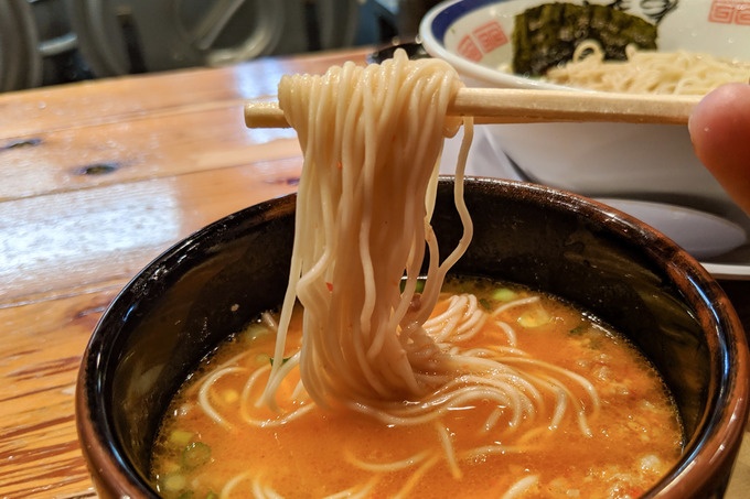 六町で深夜のラーメン『田中商店』「チャーシュー麺」商品写真「赤オニ」のリフト