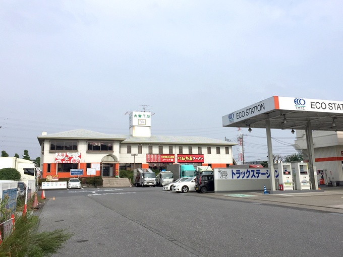 券売機に入浴券!?ロードサイドのオアシス『ゆにろーず大宮TS』でラーメン、餃子、風呂 favy[ファビー]