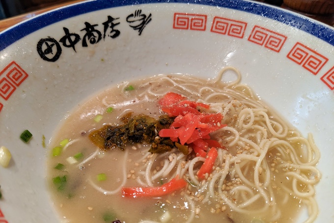六町で深夜のラーメン『田中商店』「チャーシュー麺」商品写真「らーめん」紅生姜と高菜