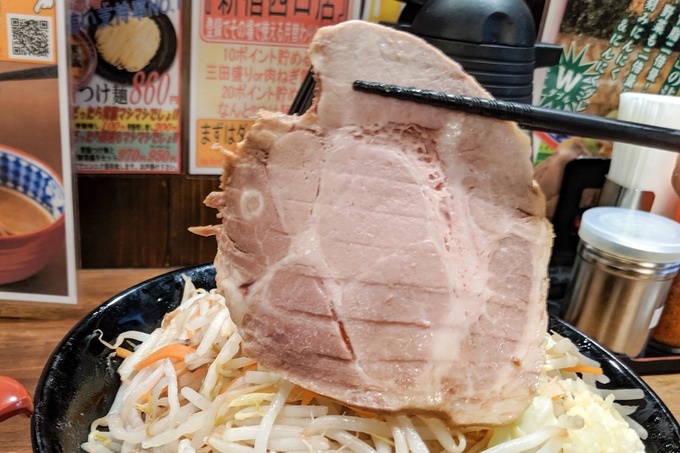 三田製麺所の「背脂番長つけ麺」チャーシュー