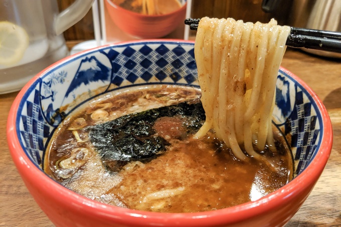 三田製麺所の「背脂番長つけ麺」麺リフト