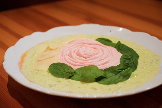 カフェティントのバラのオムライス全景
