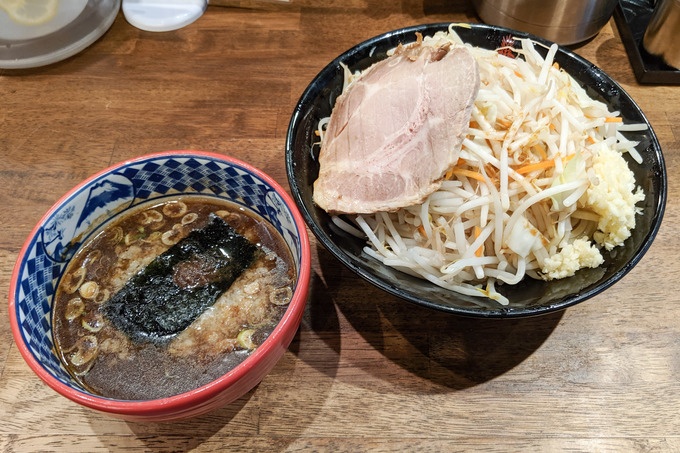 三田製麺所の「背脂番長つけ麺」