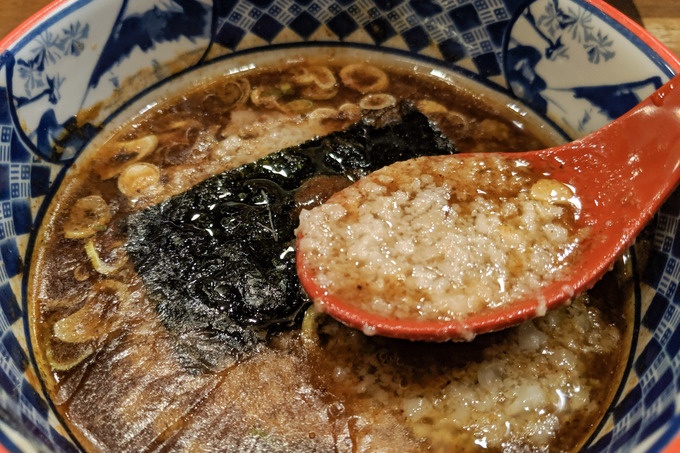 三田製麺所の「背脂番長つけ麺」つけ汁アップ