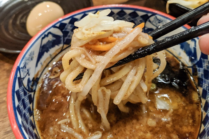 三田製麺所の「背脂番長つけ麺」野菜と麺のリフト