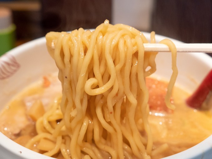 渋谷で注目のラーメン店「オニソバフジヤ プレミアム」のロブスター味噌ラーメンのぷりぷりな麺