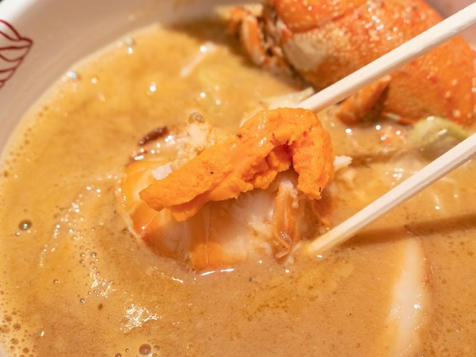 渋谷で注目のラーメン店「オニソバフジヤ プレミアム」のロブスター味噌ラーメンの海老