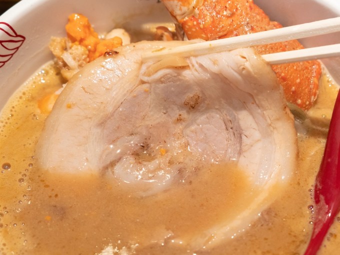 渋谷で注目のラーメン店「オニソバフジヤ プレミアム」のロブスター味噌ラーメンのチャーシュー