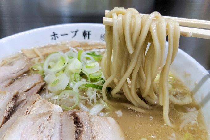 千駄ヶ谷で深夜に食べたいラーメン。千駄ヶ谷のホープ軒のチャーシュー麺