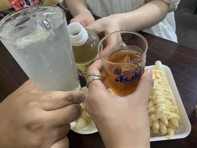 山谷で3せんべろの一軒目「淀屋酒店」での乾杯