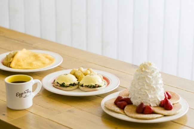 『Eggs ’n Things』のパンケーキとエッグベネディクト