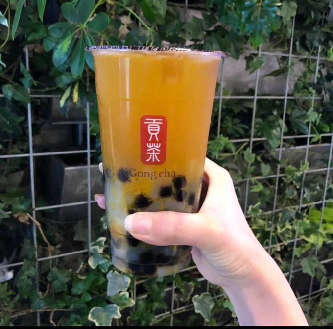 渋谷タピオカ『Gong cha』の「マンゴー阿里山ティーエード+パール+パール+ナタデココ」