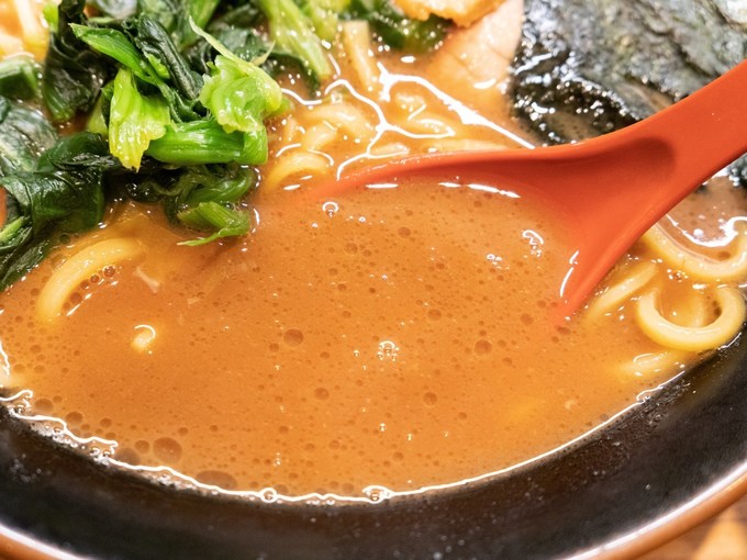 野方の濃厚家系ラーメン『輝道家』の豚骨スープ