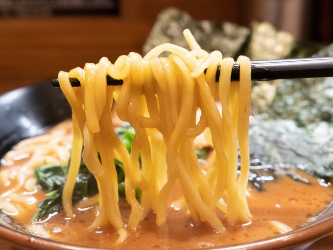 野方の濃厚家系ラーメン『輝道家』の酒井製麺の麺