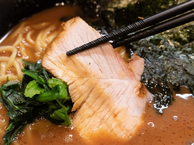 野方の濃厚家系ラーメン『輝道家』の燻製チャーシュー