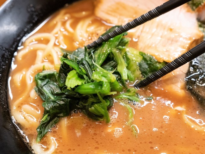 野方の濃厚家系ラーメン『輝道家』のほうれん草