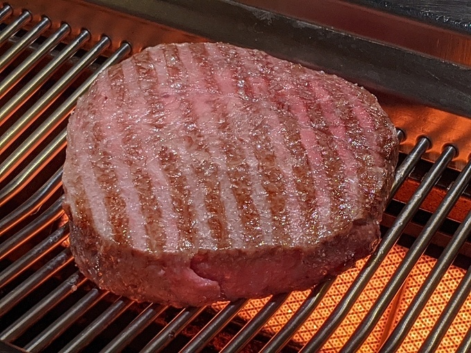 『お肉屋けいすけ三男坊』の「本日の極上塊肉」