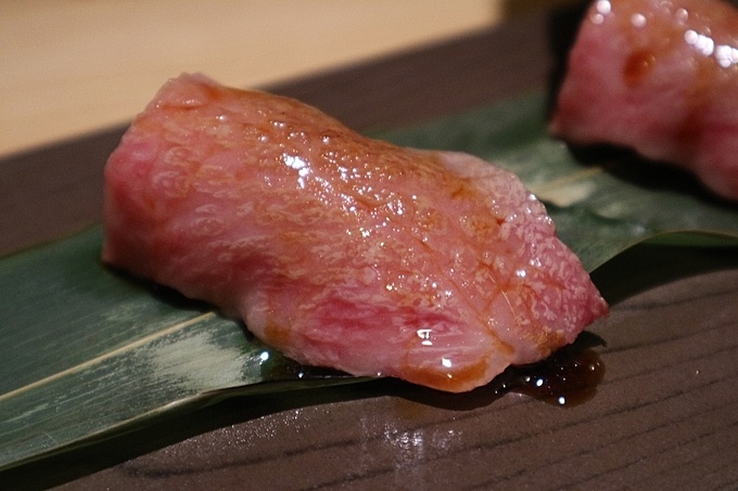 お肉屋けいすけ三男坊の「高森和牛の一口炙り寿司」