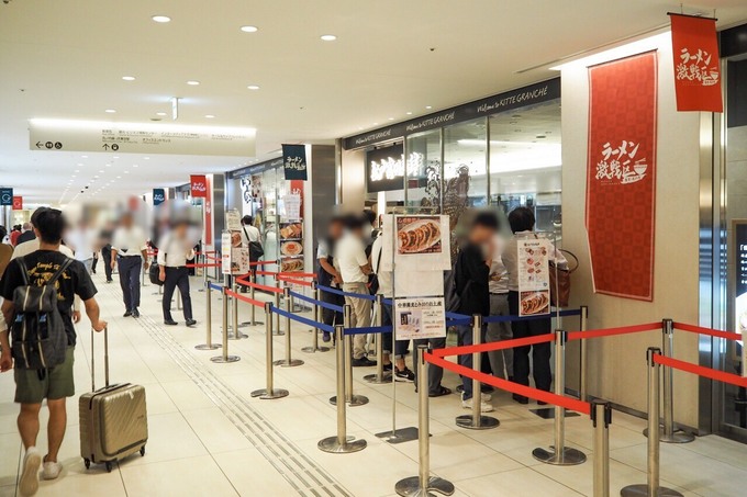 東京駅 KITTE「ラーメン激戦区」の行列