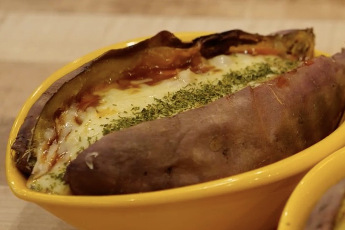 新大久保の韓国カフェ「CafeBinGo」のチーズ焼き芋のチリ