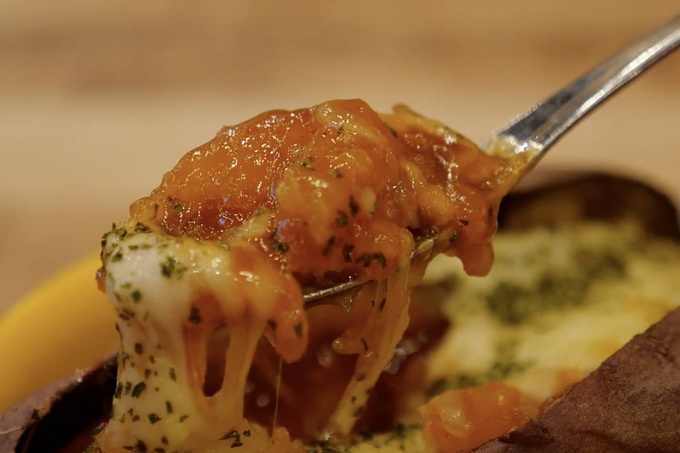 新大久保の韓国カフェ「CafeBinGo」のチーズ焼き芋のチリリフト