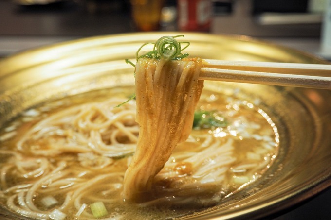 田町駅のラーメン店「麺屋武蔵 五輪洞」の金乃武蔵「黄金一味ら〜麺」の麺