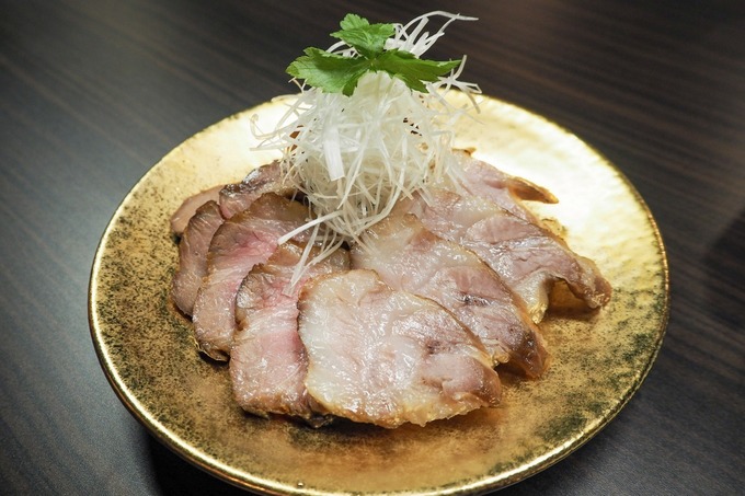 田町駅のラーメン店「麺屋武蔵 五輪洞」の金乃武蔵「黄金一味ら〜麺」のチャーシュー
