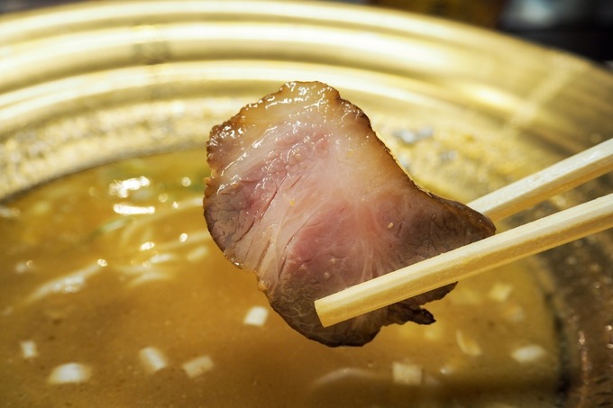 田町駅のラーメン店「麺屋武蔵 五輪洞」の金乃武蔵「黄金一味ら〜麺」のチャーシュー