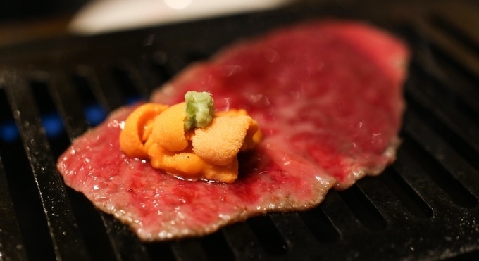 マルウシミート 新橋店の「リブ芯の贅沢うにロール」