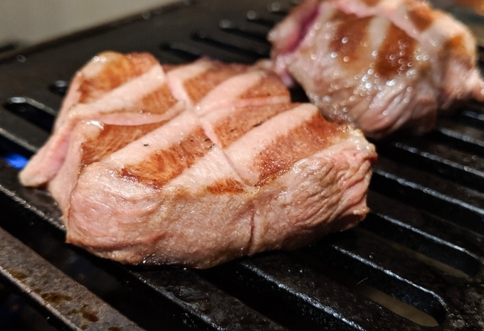 新橋の焼肉店『マルウシミート』の「極上厚切り牛タン」