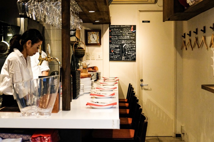 外苑前のスペイン料理店「エル・プエンテ」の店内