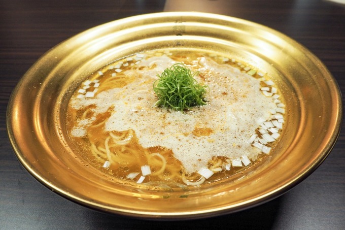 田町駅のラーメン店「麺屋武蔵 五輪洞」の金乃武蔵「黄金一味ら〜麺」