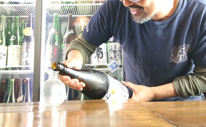 『OHASHI GEMS新横浜』の日本酒とスタッフ