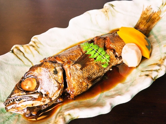 旬彩和房Wasabiの「黒むつ煮付け」は脂のノリ次第で味付けも変える
