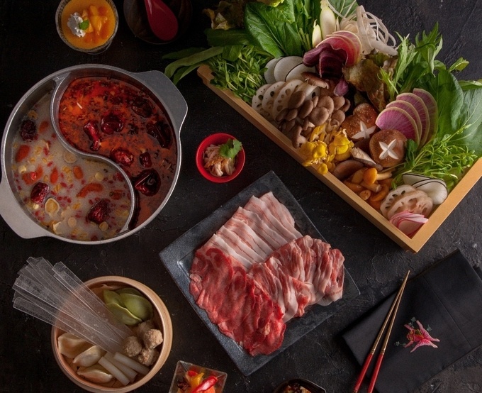 福島駅の薬膳火鍋店『OSHIDOR福島店』の鴛鴦(OSHIDORI)コース